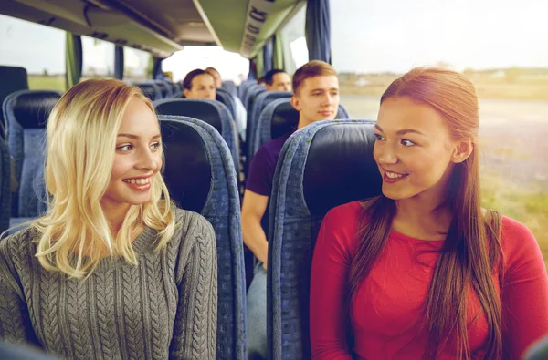 행복 한 젊은 여성에서 말하는 버스 여행 — 스톡 사진