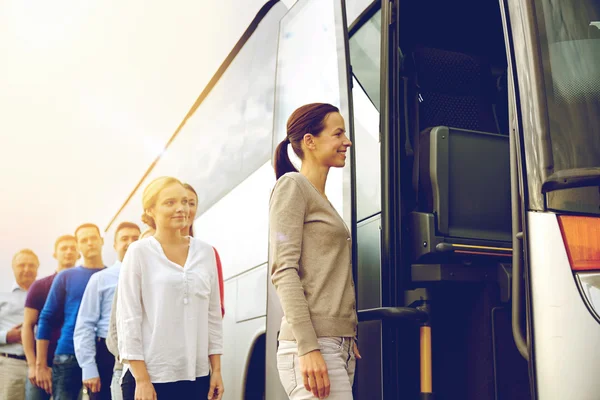 Grupo de pasajeros felices abordando el autobús de viaje — Foto de Stock
