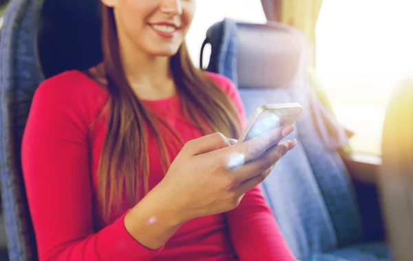 Primo piano della donna in autobus da viaggio con smartphone — Foto Stock