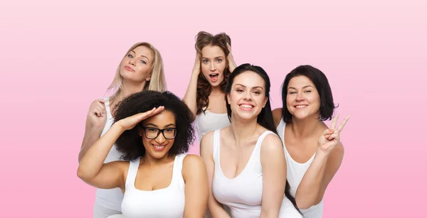 Grupo de mulheres felizes em roupa interior branca se divertindo — Fotografia de Stock