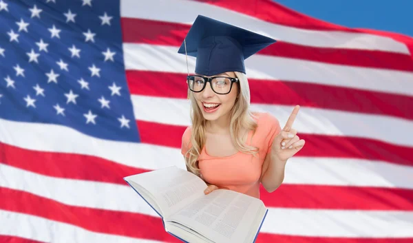 Estudiante mujer en mortero con enciclopedia — Foto de Stock