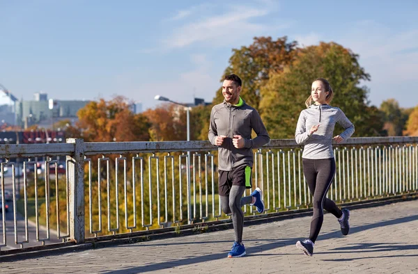 Pareja feliz corriendo al aire libre —  Fotos de Stock