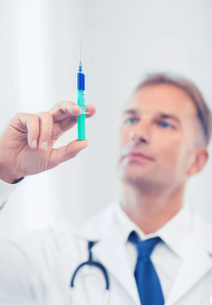 Médico masculino segurando seringa com injeção — Fotografia de Stock