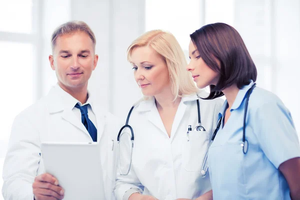 Médicos mirando la tableta pc — Foto de Stock