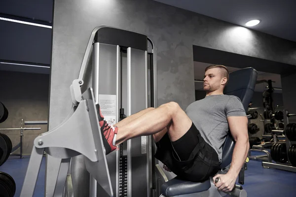 男子屈腿肌肉在健身房机器上的应用 — 图库照片