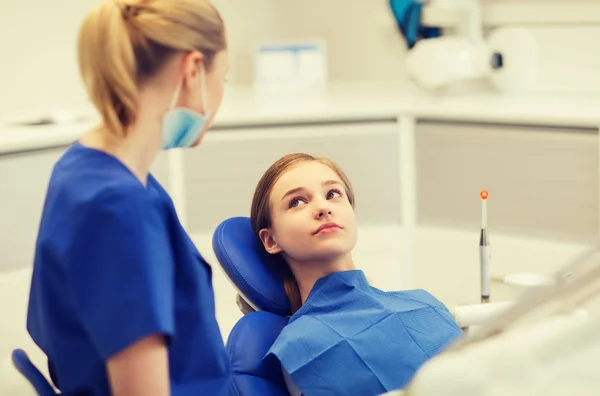 Glückliche Zahnärztin mit Patientin in Klinik — Stockfoto