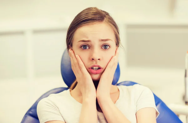 Chica paciente asustada y aterrorizada en la clínica dental — Foto de Stock