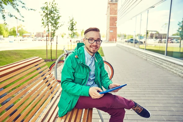 Glücklicher junger Hipster mit Tablet-PC und Fahrrad — Stockfoto