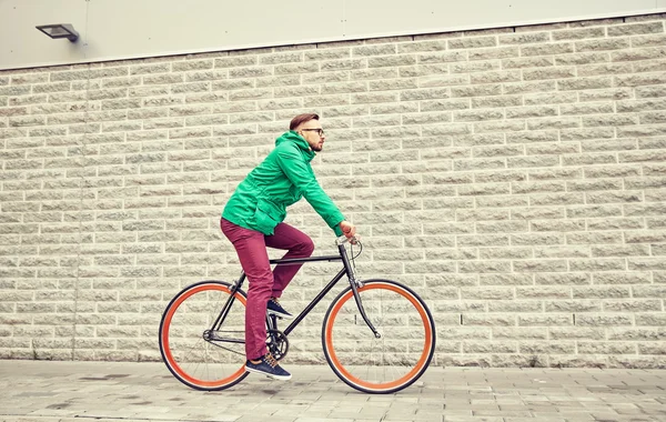 Hombre joven hipster montar bicicleta de engranaje fijo —  Fotos de Stock