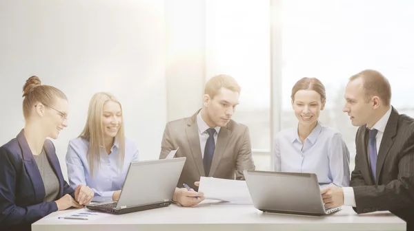 Equipo de negocios con portátil teniendo discusión —  Fotos de Stock