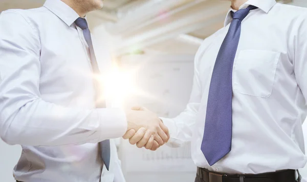 Two businessmen shaking hands in office — Stock Photo, Image