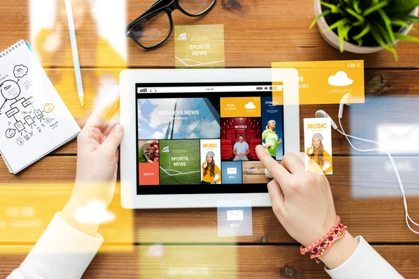 Close up de mulher com tablet pc na mesa de madeira — Fotografia de Stock