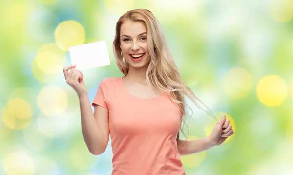 Щаслива жінка або дівчина-підліток з чистим білим папером — стокове фото