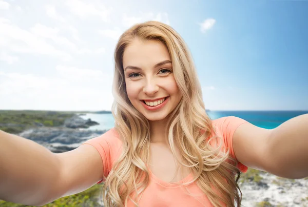 Glücklich lächelnde junge Frau macht Selfie — Stockfoto