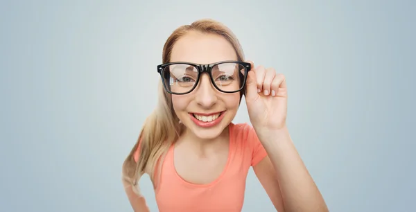 Glad ung kvinna eller tonårig flicka i glasögon — Stockfoto