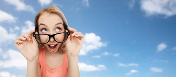 Mujer joven feliz o adolescente en gafas graduadas — Foto de Stock