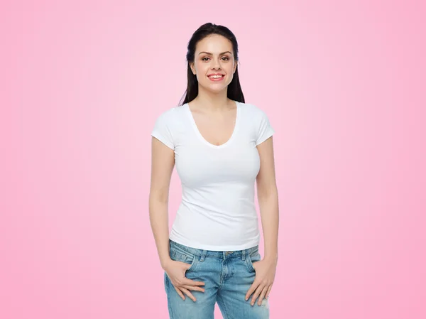 Gelukkig jonge vrouw of tienermeisje in wit t-shirt — Stockfoto