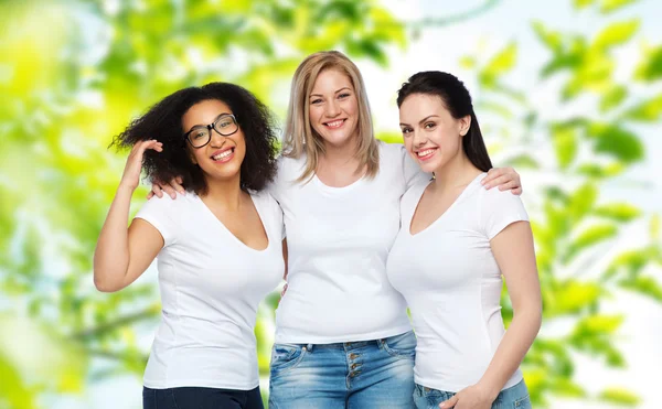 하얀 티셔츠를 입은 행복 한 여성들이 모여 있습니다. — 스톡 사진