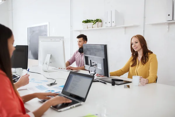 Equipe criativa com computadores trabalhando no escritório — Fotografia de Stock