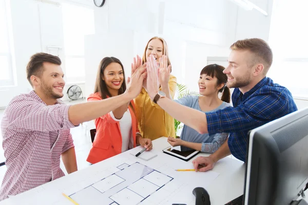 Equipe criativa fazendo alta cinco no escritório — Fotografia de Stock