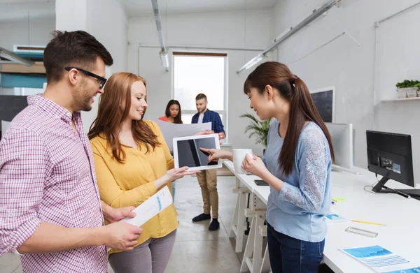 Creatieve team met tablet pc praten op kantoor — Stockfoto