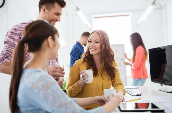 Glückliches kreatives Team trinkt Kaffee im Büro — Stockfoto