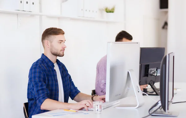 Kreativer Mann oder Student mit Computer im Büro — Stockfoto