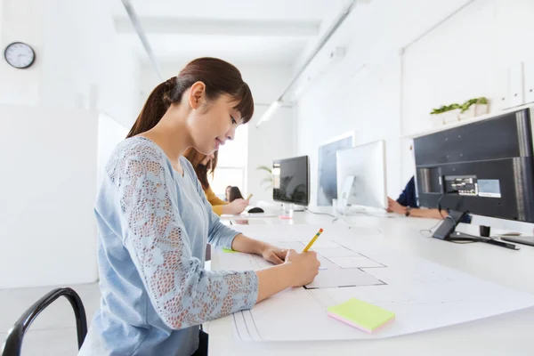 Architect woman drawing on blueprint at office — Stock Photo, Image