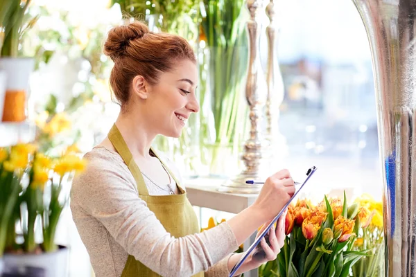 Florist woman with clipboard at flower shop — Stock Photo, Image