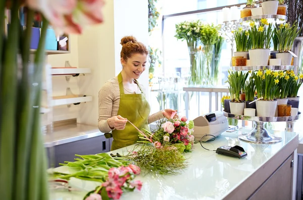 Sorridente florista mulher fazendo bando na loja de flores — Fotografia de Stock