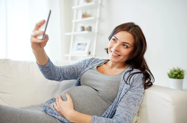 Donna incinta che prende selfie smartphone a casa — Foto Stock