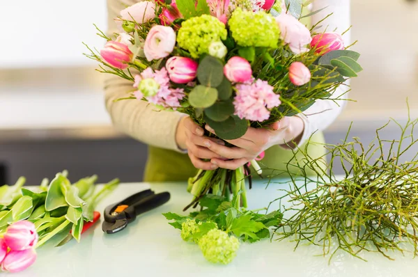 Primer plano de la mujer haciendo ramo en la tienda de flores — Foto de Stock