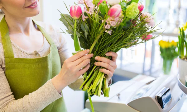 Primer plano de la mujer haciendo ramo en la tienda de flores — Foto de Stock