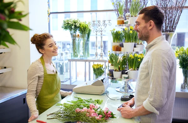 Florista sonriente mujer y hombre en floristería — Foto de Stock