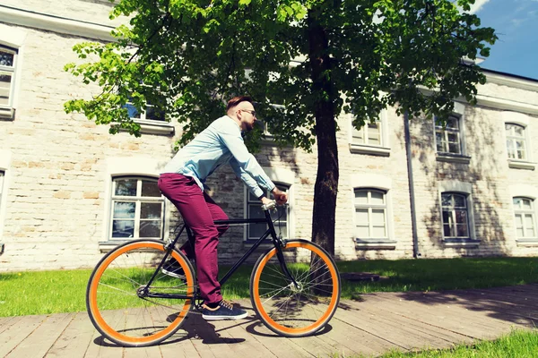快乐的年轻时髦人骑固定齿轮自行车 — 图库照片