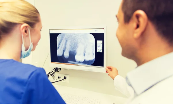 Perto de dentista e assistente na clínica odontológica — Fotografia de Stock