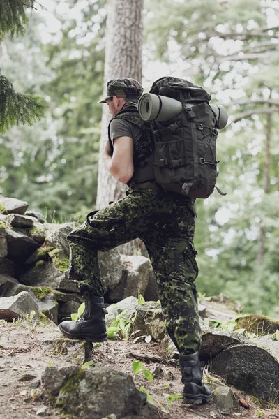 Ung soldat med ryggsäck i skogen — Stockfoto