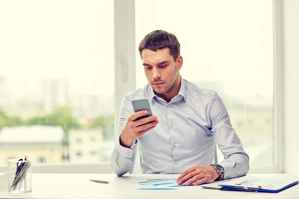 Primer plano de hombre de negocios con smartphone —  Fotos de Stock