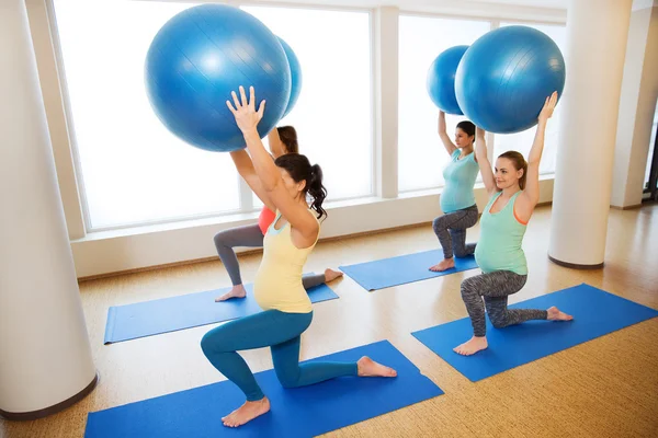 Glückliche Schwangere beim Training mit Ball im Fitnessstudio — Stockfoto