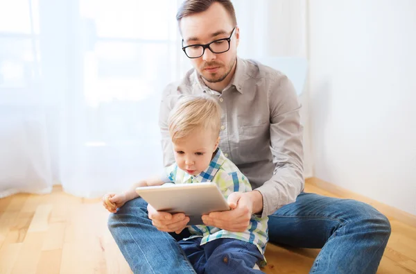 Vader en zoon met tablet pc spelen thuis — Stockfoto