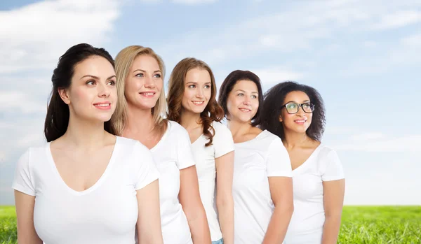 Groep vrolijke verschillende vrouwen in witte t-shirts — Stockfoto