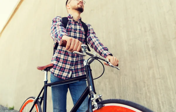 Homem hipster com bicicleta de engrenagem fixa e mochila — Fotografia de Stock