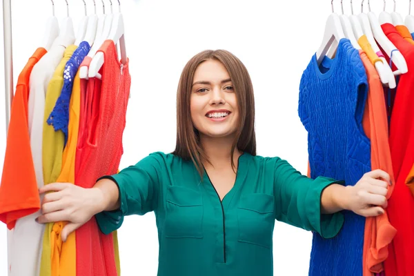 Mujer feliz eligiendo ropa en el armario de casa — Foto de Stock