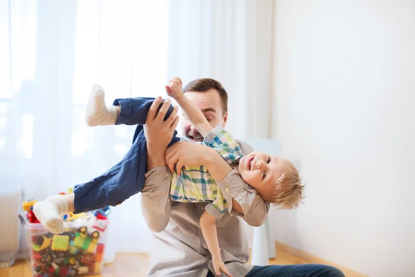 Padre con hijo jugando y divirtiéndose en casa —  Fotos de Stock