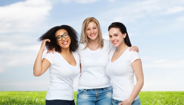 Beyaz tişörtlü, mutlu bir grup farklı kadın. — Stok fotoğraf