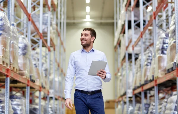 Glücklicher Geschäftsmann mit Tablet-PC im Lager — Stockfoto