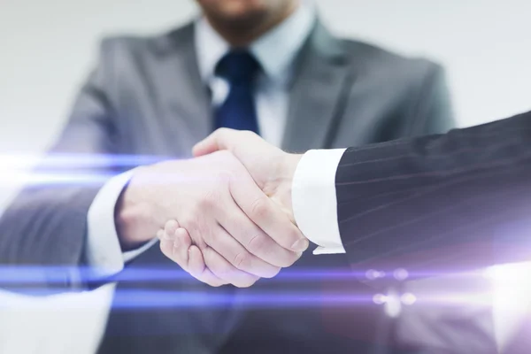 Twee zakenmannen schudden handen in het kantoor — Stockfoto