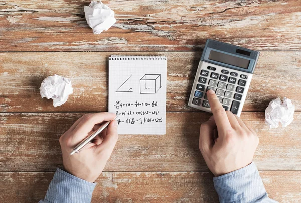 Närbild på händerna med miniräknare lösa uppgiften — Stockfoto