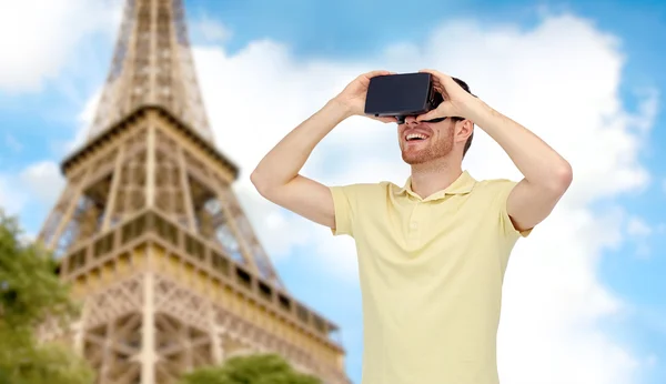 Homem feliz no fone de ouvido realidade virtual ou óculos 3d — Fotografia de Stock