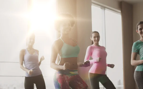 Grupp av leende människor dansar i gymmet eller studio — Stockfoto